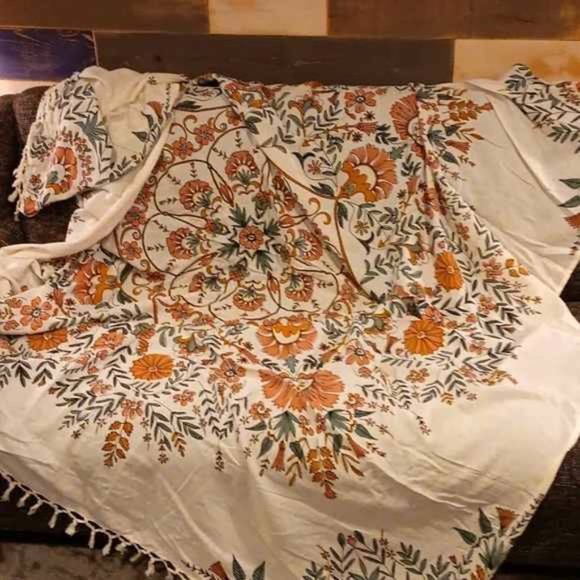 Urban Outfitters Floral Tapestry - Picture 2 of 4